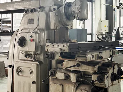 Универсальный фрезерный станок с подъемным столом